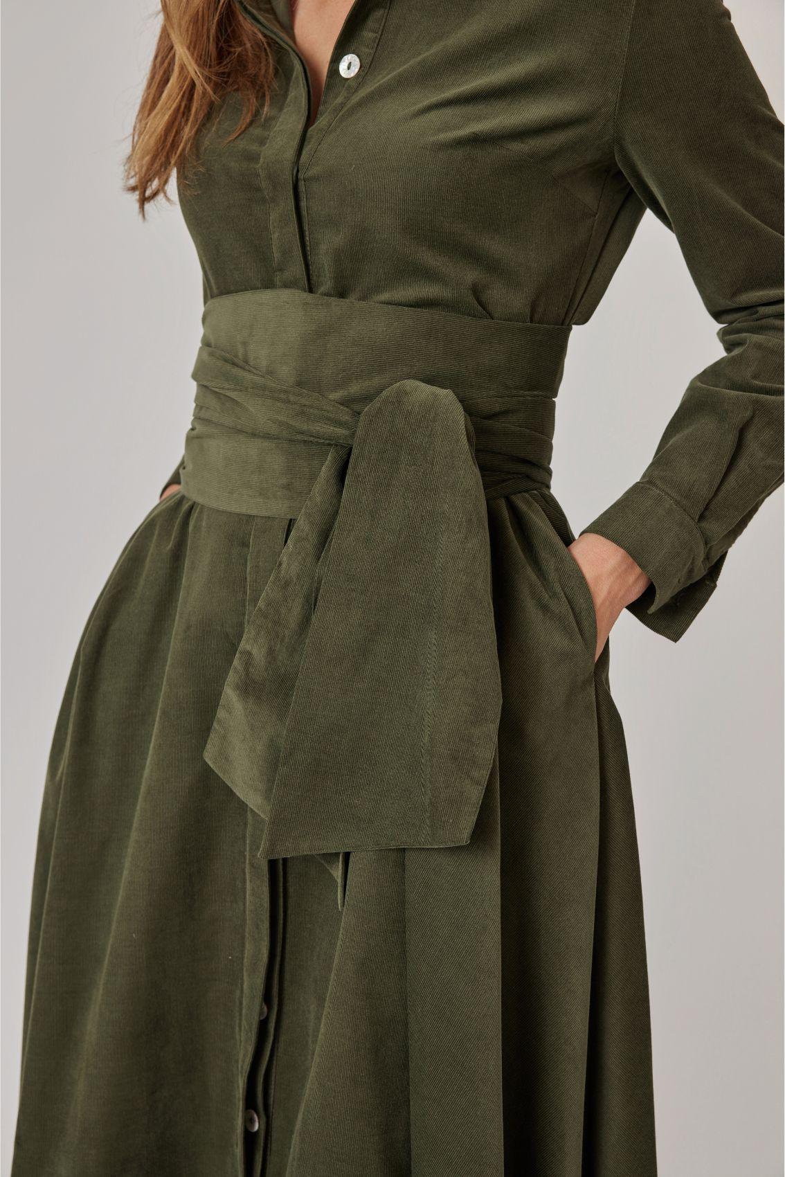 Bindegürtel mit Schleife am Cordkleid in Olivgrün.