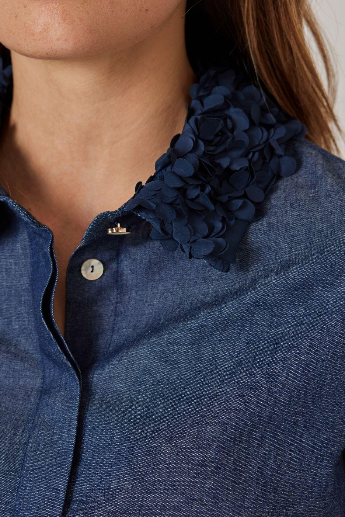 Detailansicht: 3D-Blütenkragen der Bluse in Denimblau. 