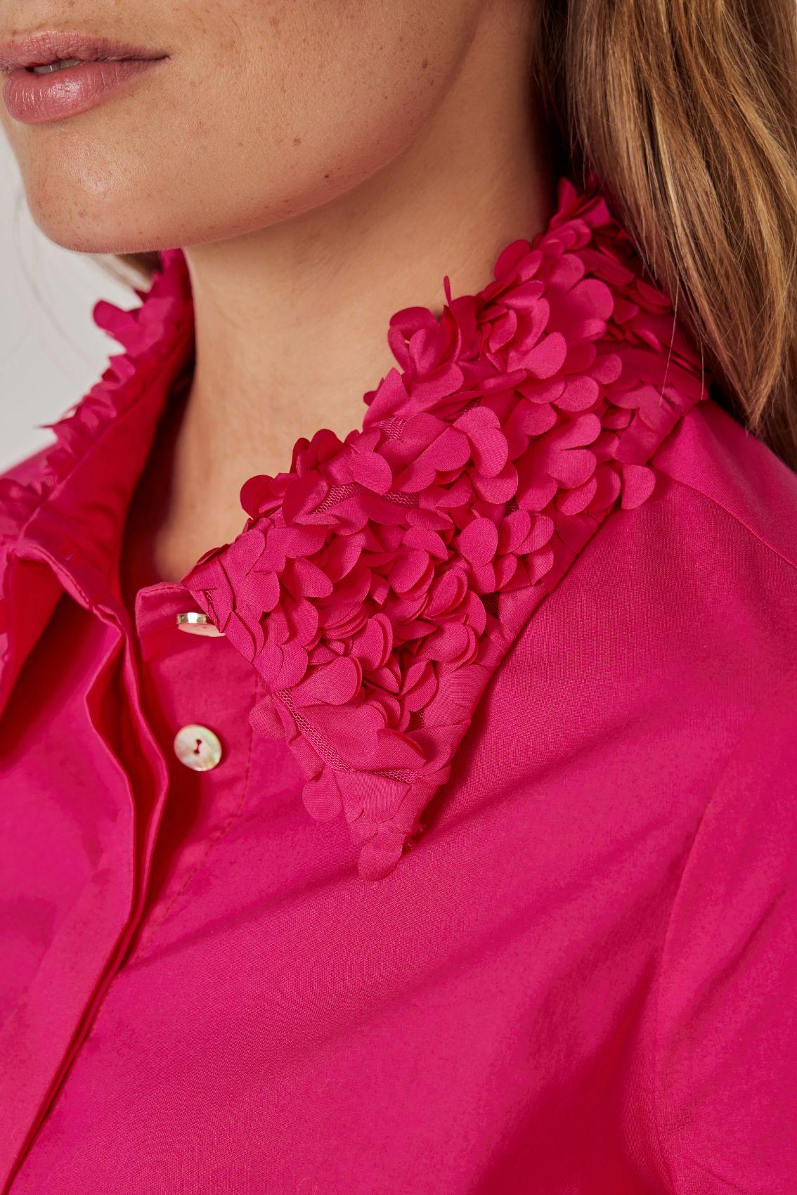 Detailansicht: 3D-Blütenkragen der Bluse in Magenta.