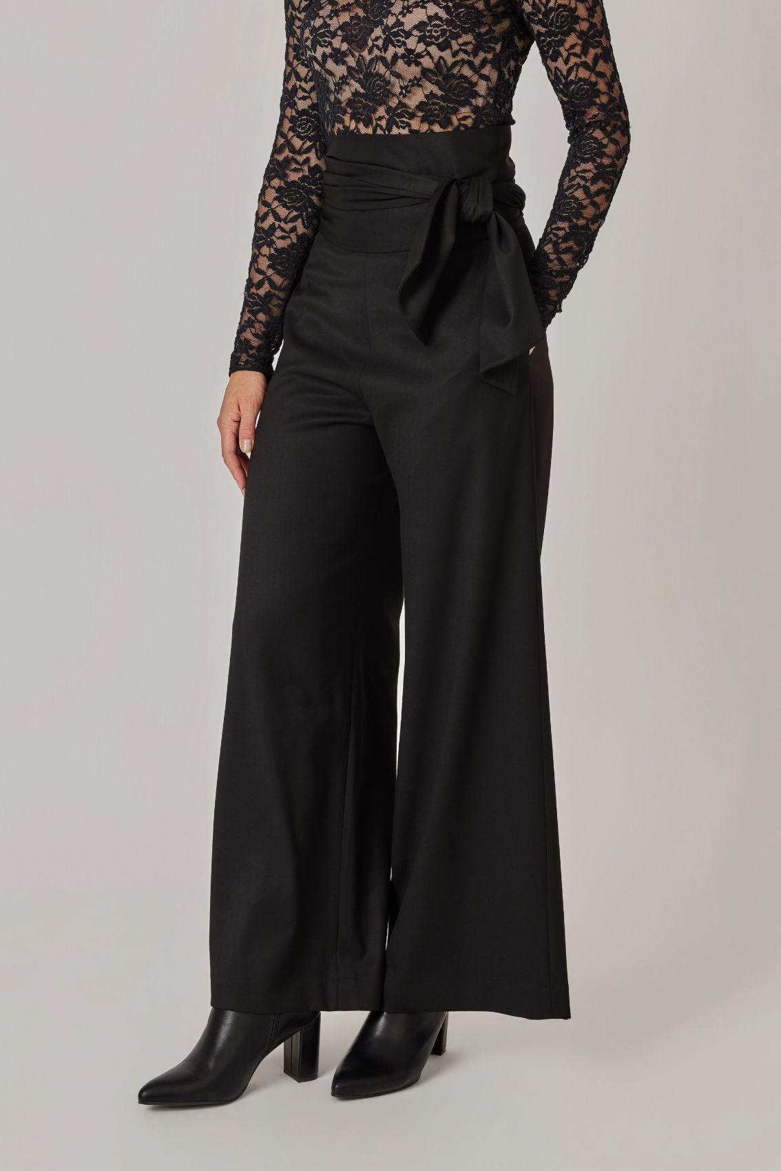 Model trägt die Hose mit gebundenem Taillengürtel, Nahansicht der Taille von vorne.