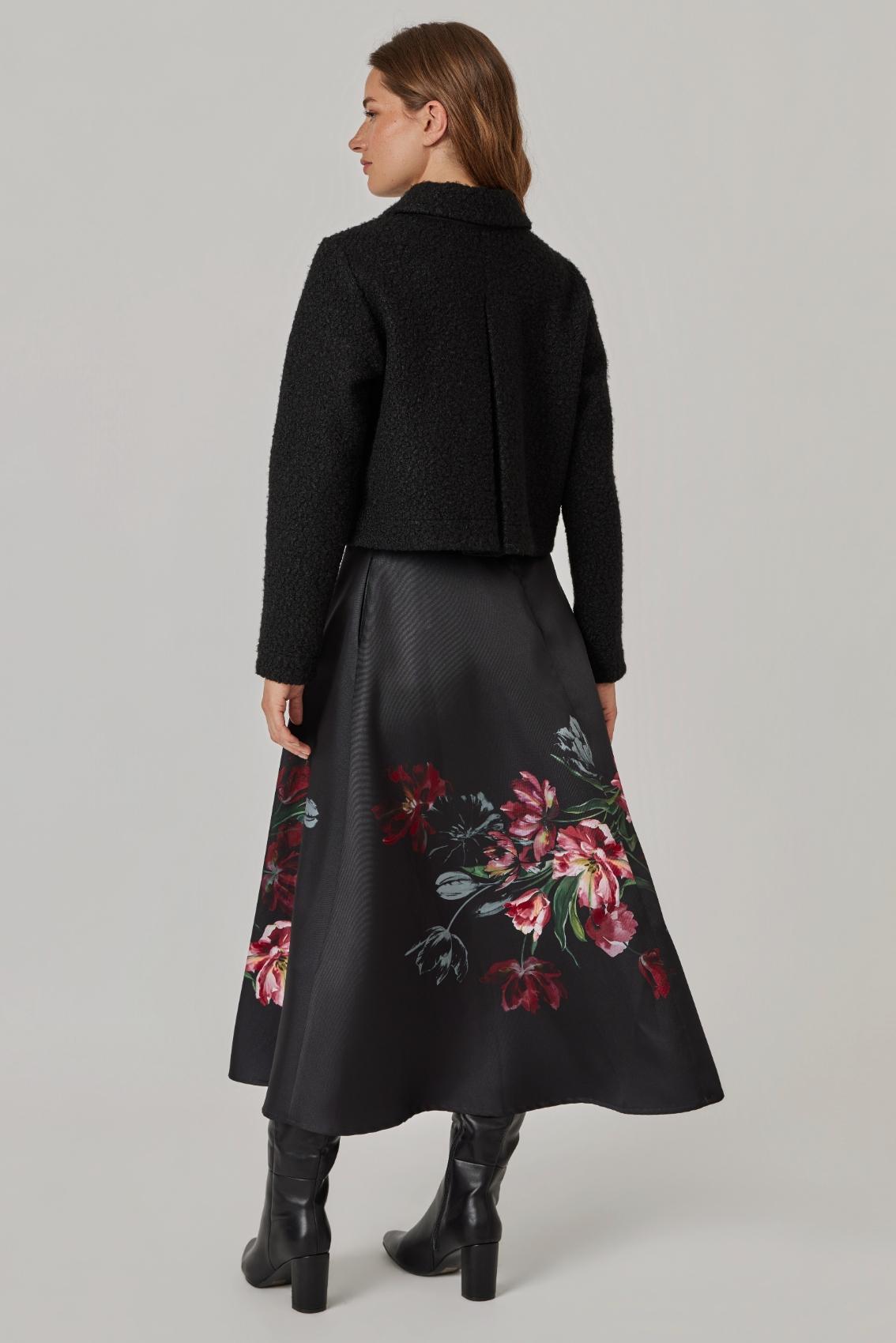Model trägt Rock mit Blumenbouquet-Print, Rückansicht mit verdecktem Reißverschluss in der hinteren Mitte.