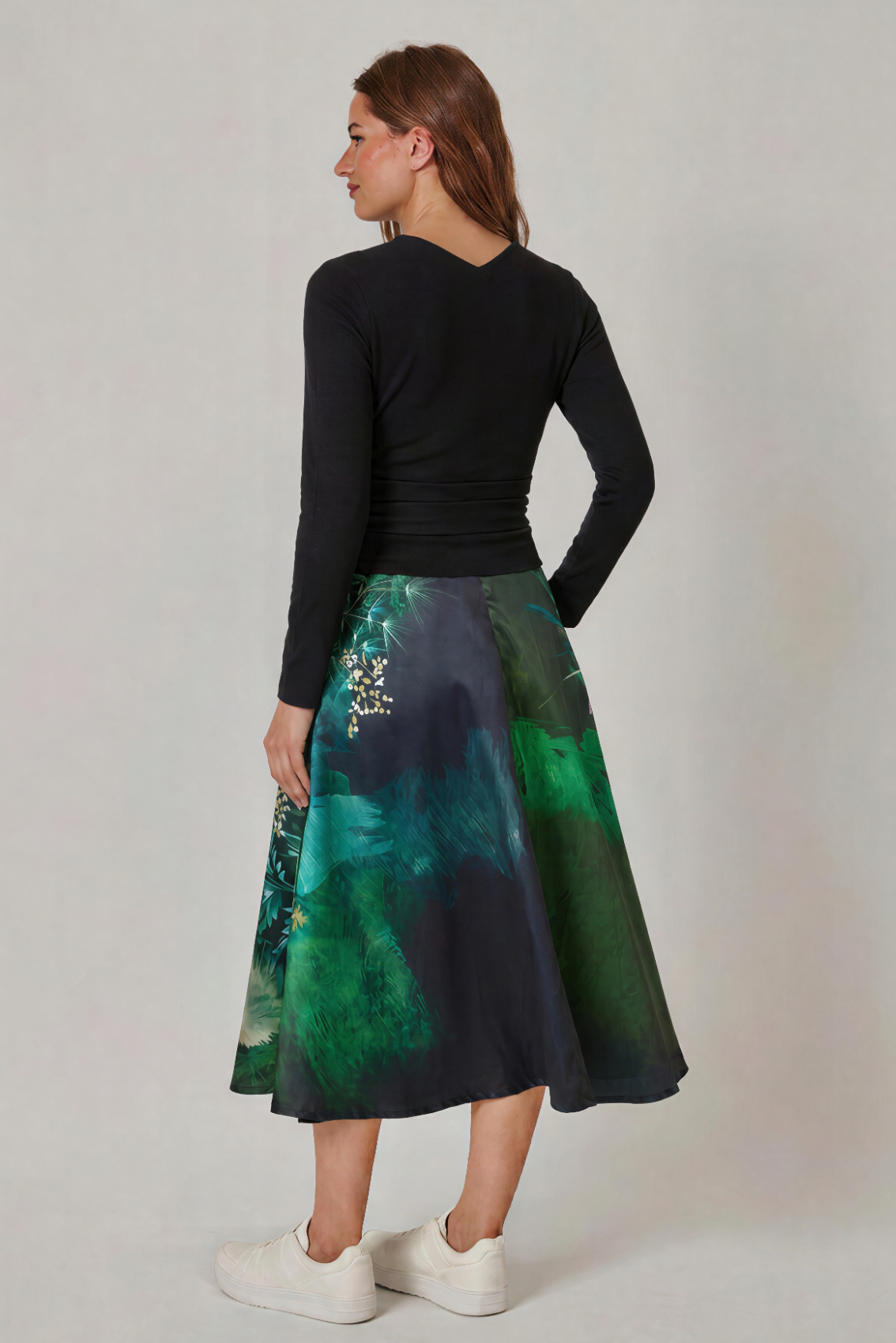 Model trägt Rock mit Wildblumen-Print, Rückansicht mit verdecktem Reißverschluss in der hinteren Mitte. 