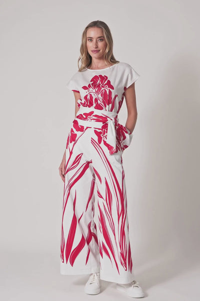 Model trägt weiße High-Waist Hose mit weitem Bein mit rotem Print und hohem Bund.