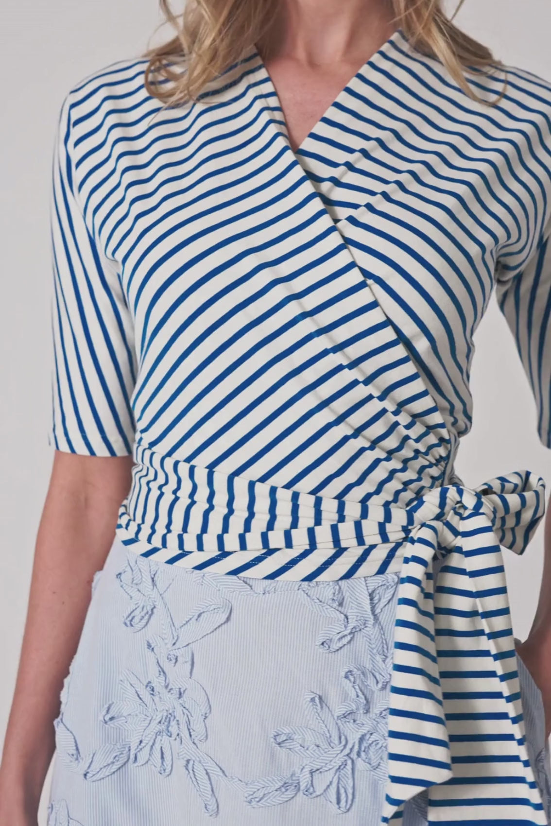 Video von Wickeltop blau-creme gestreift