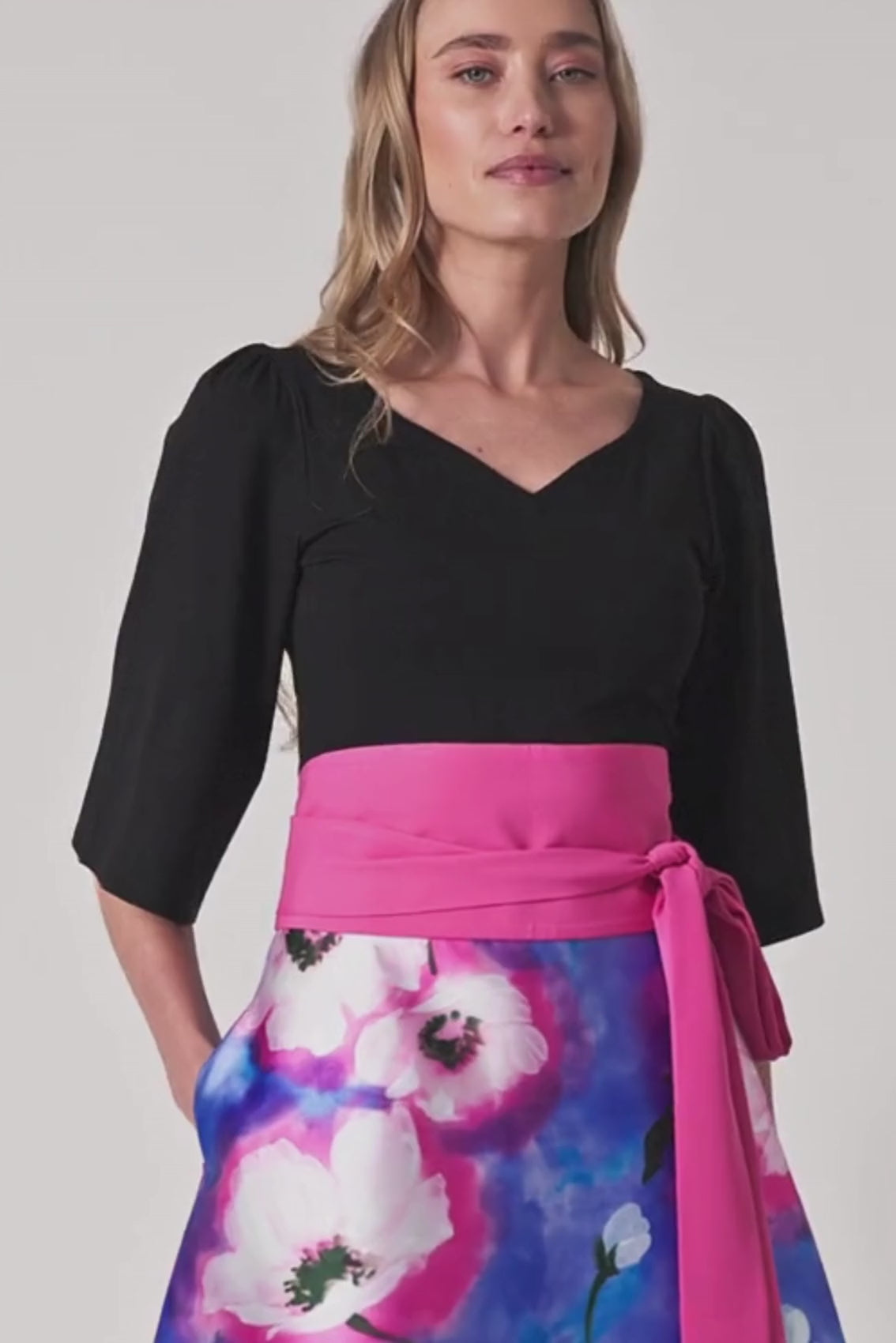 Model trägt schwarzes Shirt mit 3/4-Ärmeln.