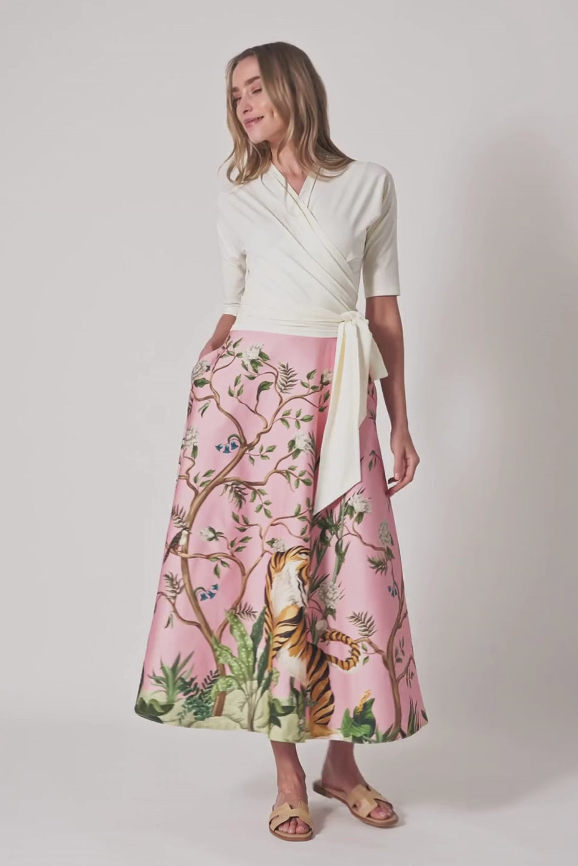 Model trägt rosa Maxirock mit Tiger-Print. 