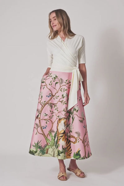 Model trägt rosa Maxirock mit Tiger-Print. 