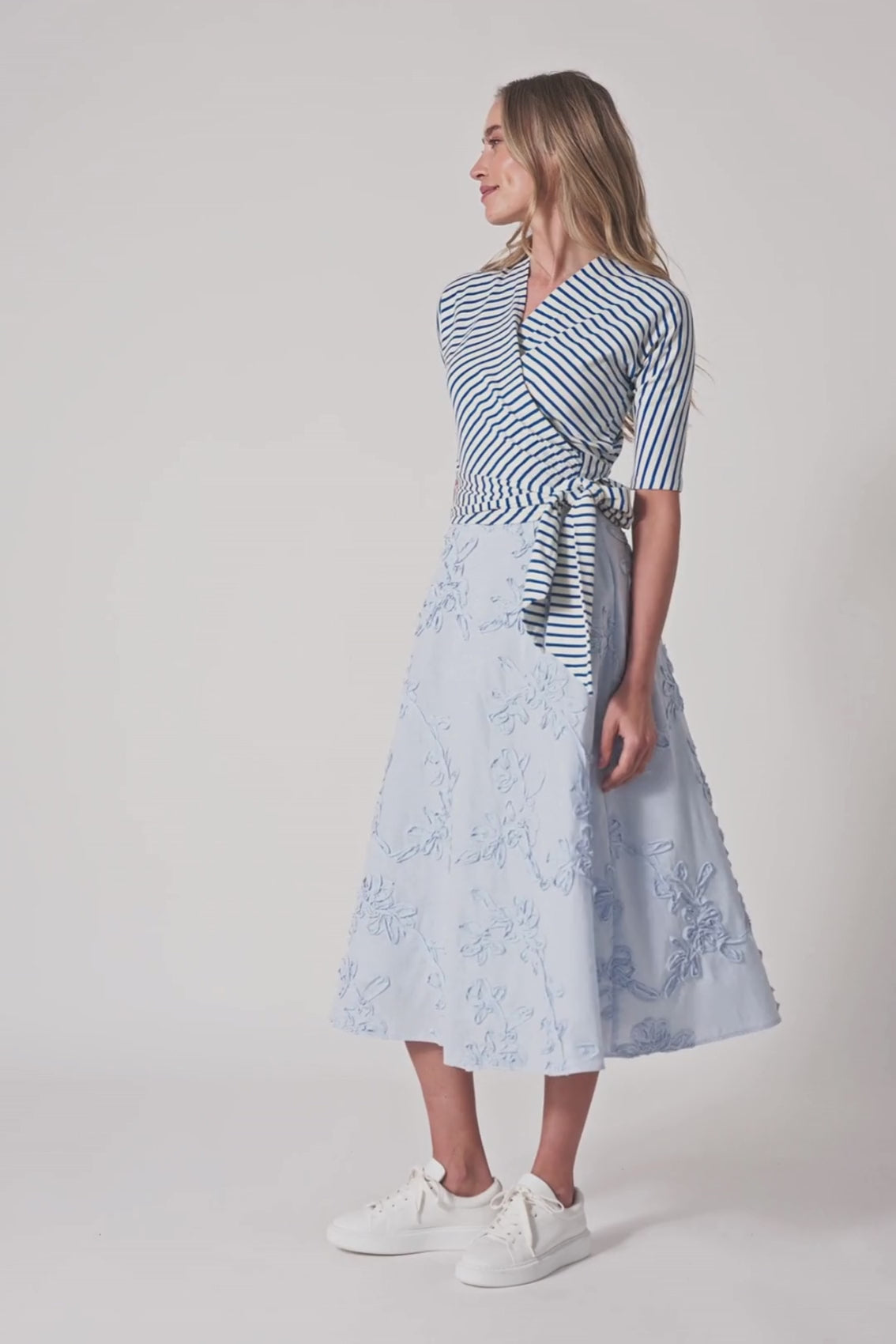 Video von Model in Stickblütenrock 