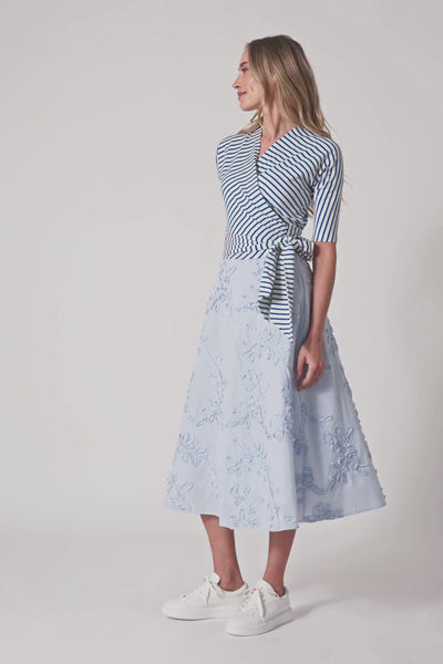 Video von Model in Stickblütenrock 