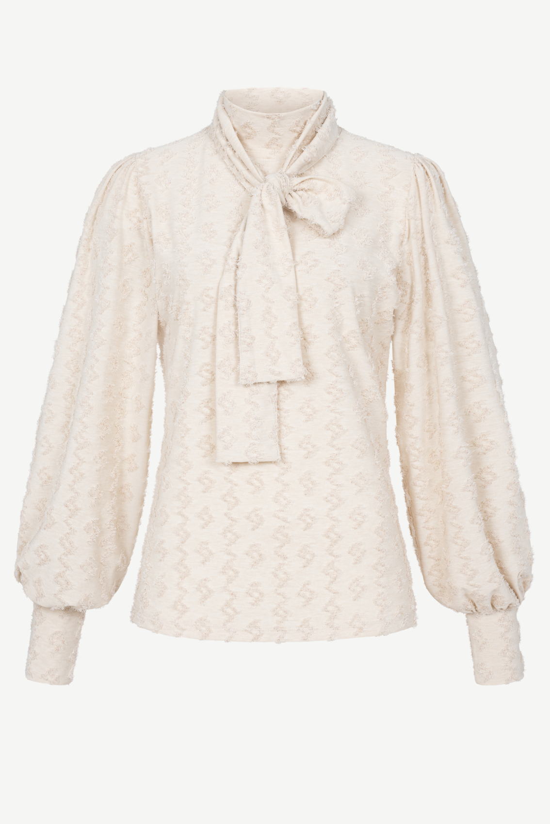 Rollkragenshirt mit Schluppe in Creme mit Ballonärmeln, breiten Manschetten und Ton-in-Ton-Struktur, Frontansicht.