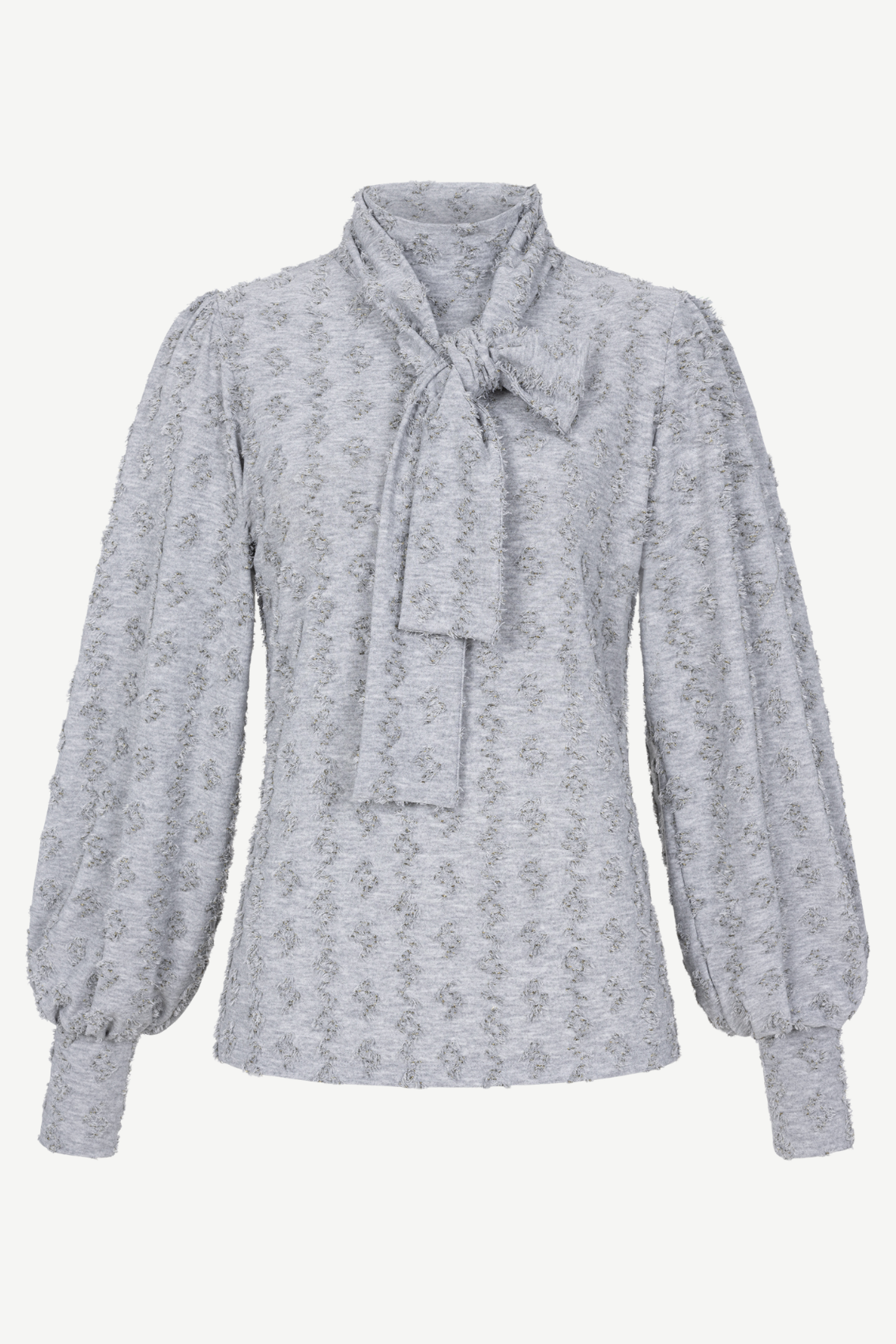 Rollkragenshirt mit Schluppe in Steingrau mit Ballonärmeln, breiten Manschetten und Ton-in-Ton-Struktur, Frontansicht.
