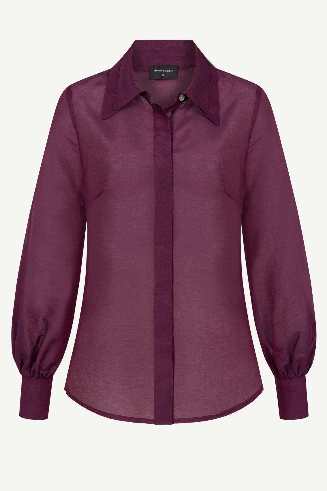 Seidenbluse Doppelkragen Aubergine mit durchgehender Knopfleiste und Ballonärmeln, Frontansicht.