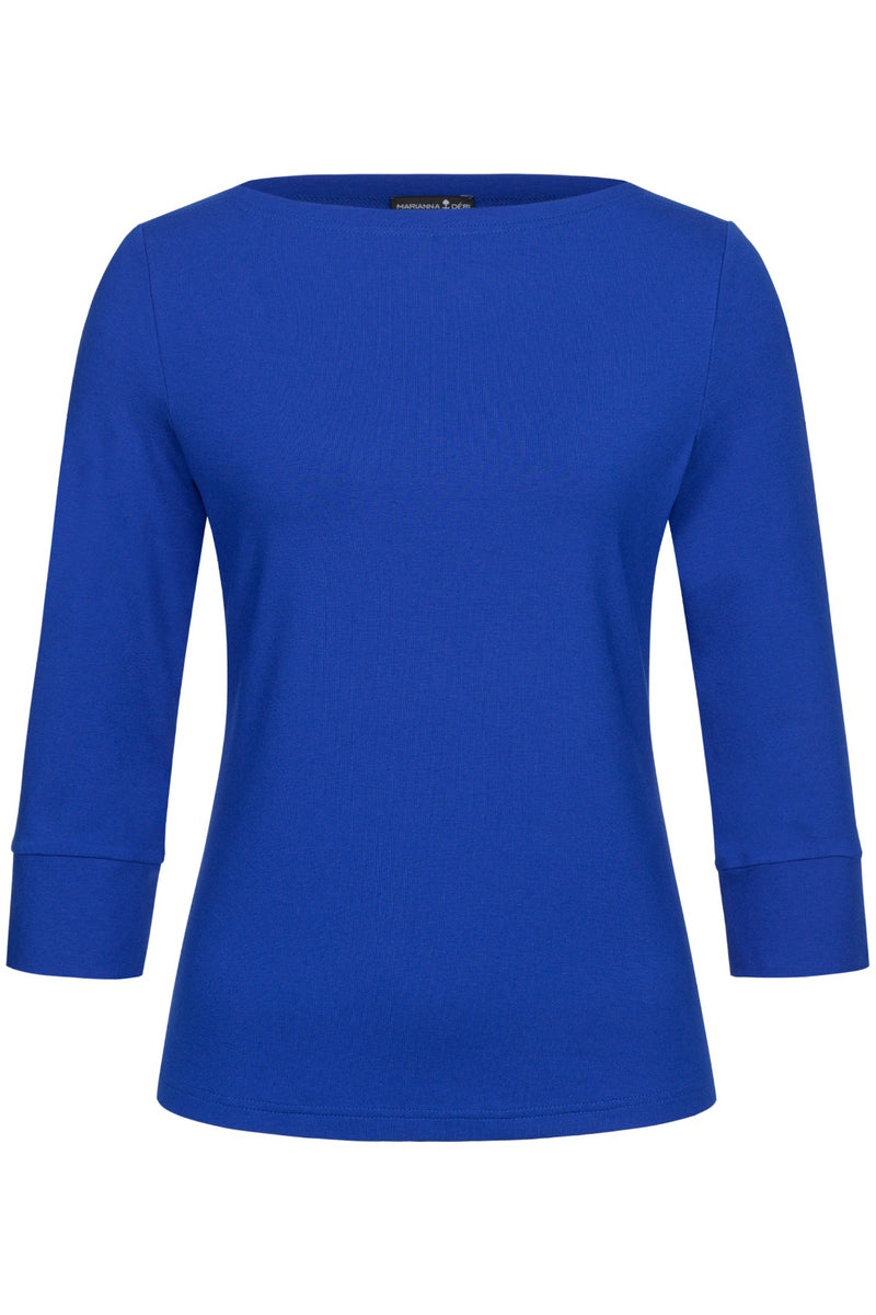Produktfoto von einem blauen Shirt mit U-Boot Ausschnitt