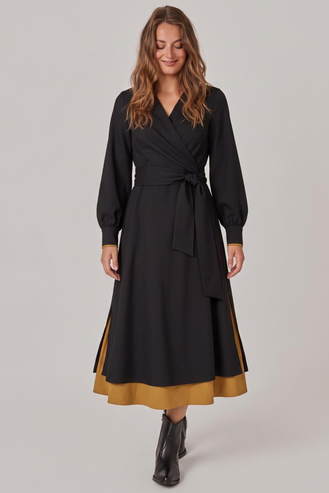 Model trägt Wickelkleid Schwarz-Safrangelb mit Bindegürtel und seitlichen Schlitzen, Frontansicht