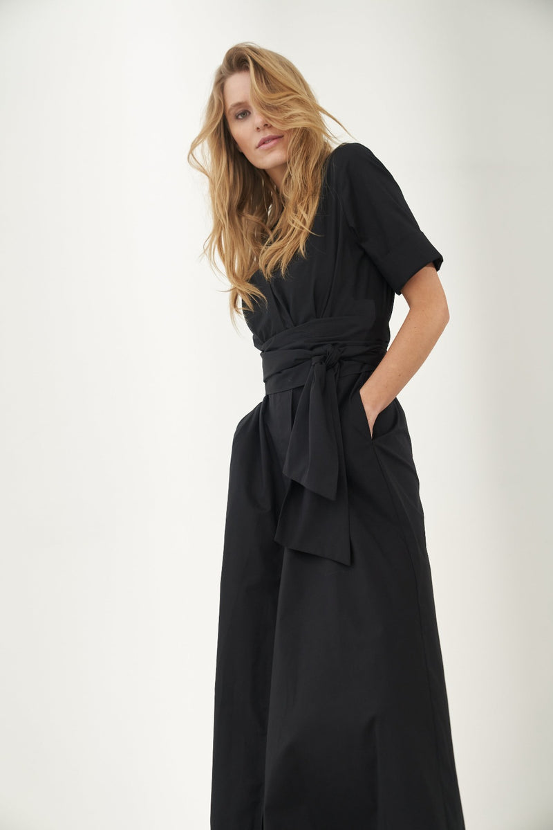 Maxiblusenkleid mit abnehmbarem breiten Gürtel Schwarz – Marianna Déri